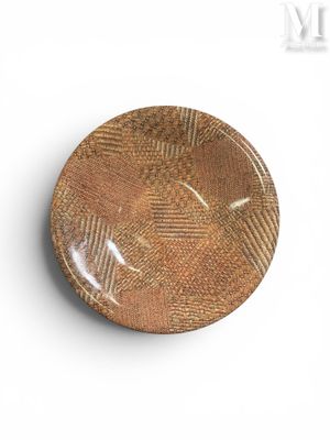 une assiette marron posée sur une surface blanche, sur fond blanc