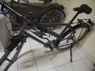 un vélo posé par terre à côté d'une machine à laver