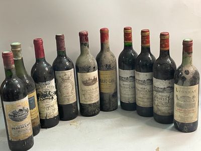 plusieurs bouteilles de vin sont alignées sur une table