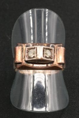 une image d'une bague posée sur une surface noire