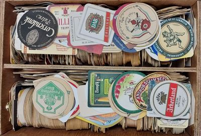 de nombreux modèles de sous-verres dans une boîte en bois