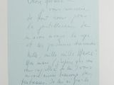 une vieille lettre manuscrite écrite par un homme tenant une tasse de café