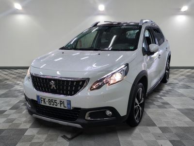 la voiture blanche est garée dans le garage sur le sol en damier