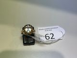 une bague posée sur une table