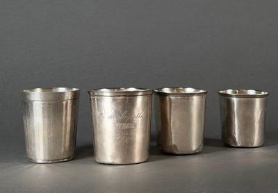 trois coupes en argent posées les unes à côté des autres sur une table