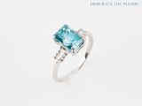 une bague sertie d'une topaze bleue entourée de diamants