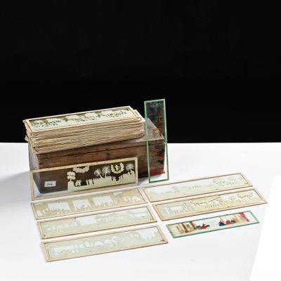 une boîte en bois contenant de nombreuses cartes