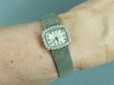 une photo du poignet d'une femme portant une montre