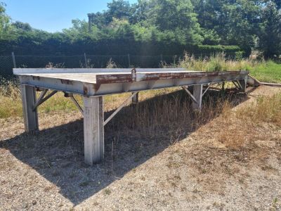 une table en bois posée au milieu d'un champ