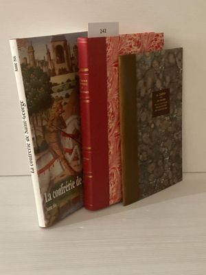 trois livres posés sur une table blanche