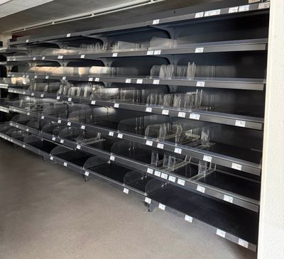 de nombreuses étagères vides dans un magasin