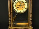 une horloge dorée posée sur une table noire