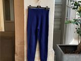 un pantalon bleu accroché au mur à côté d'une plante en pot