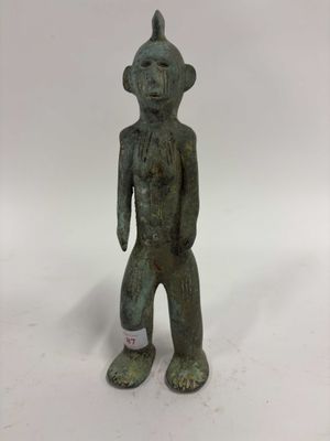 une image représentant la statue d'un homme debout sur une surface blanche