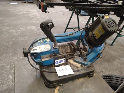 une machine posée sur le sol dans le garage