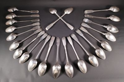 une horloge faite de cuillères et de fourchettes posée sur une table
