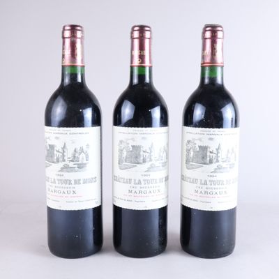 trois bouteilles de vin rouge posées côte à côte sur une table