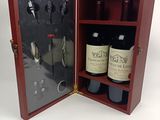 deux bouteilles de vin dans un coffret en bois