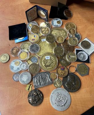 beaucoup de pièces qui sont sur la table
