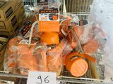 un présentoir d'oranges et de jus d'orange proposés à la vente dans un magasin