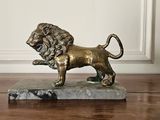 statue d'un lion posée sur un socle en marbre, elle-même posée sur une table en bois