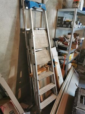 une échelle adossée au mur d'une pièce
