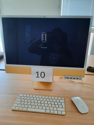 un ordinateur sur un bureau avec un clavier et une souris