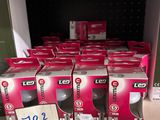 de nombreuses boîtes d'ampoules sur les rayons du magasin