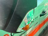 une camionnette avec un autocollant, garée sur le bord de la route