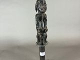 une statue en argent représentant un homme coiffé d'un chapeau