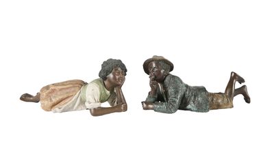 paire de figurines en bronze représentant un garçon et une fille allongés sur le ventre