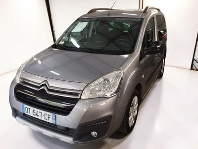 une camionnette grise de marque Citrole garée dans une pièce blanche au sol blanc