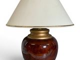 une lampe munie d'un abat-jour blanc