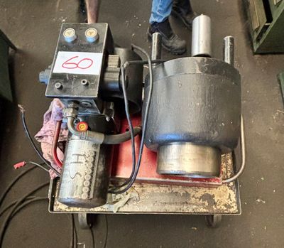 une machine posée sur une table