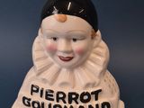 figurine en porcelaine représentant une femme coiffée d'un chapeau noir sur lequel est inscrit « Pierrot Gourmand »