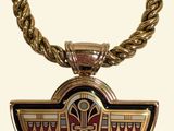 une photo d'un collier en or orné d'un motif égyptien