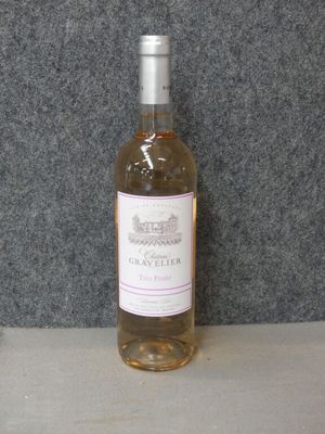 une bouteille de vin posée sur un comptoir à côté d'une autre bouteille de vin