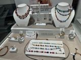 de nombreux colliers et bracelets exposés dans une vitrine