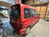 une camionnette rouge garée dans un garage