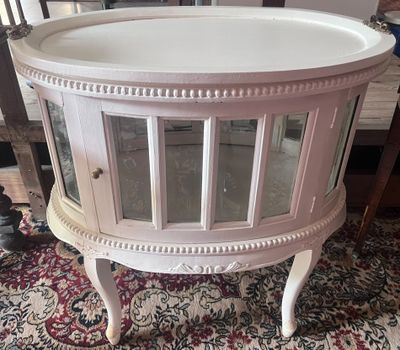 une table blanche surmontée d'une porte vitrée