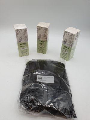trois sachets de thé sont posés sur une surface blanche, à côté d'un sachet de thé