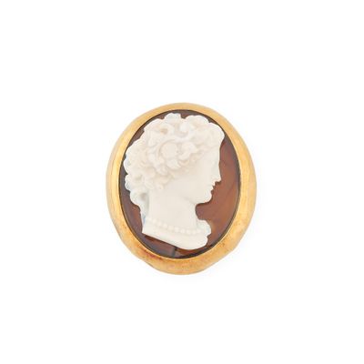 un gros plan sur une bague avec le visage d'une femme au centre