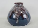 un vase bleu orné d'un motif marron