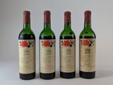 trois bouteilles de vin posées l'une à côté de l'autre sur une table
