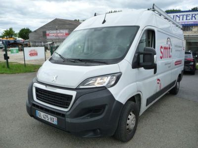 la camionnette blanche est garée sur le côté de la route