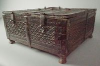 PAKISTAN, fin XIXème siècle. Coffre en bois richement sculpt… (photo 3)