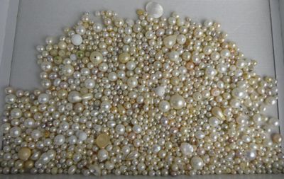 une boîte remplie de perles, posée sur une table