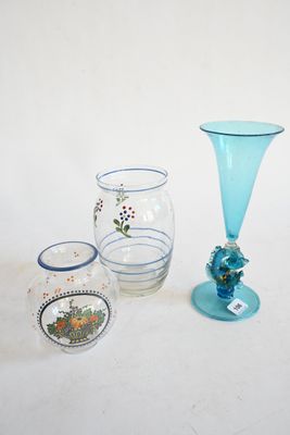 trois vases en verre et un vase posés sur une table