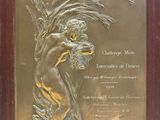 plaque représentant une femme tenant une fleur dans la main droite et un oiseau dans la main gauche
