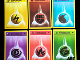 Plusieurs cartes arborant différents logos sont disposées sur une surface noire